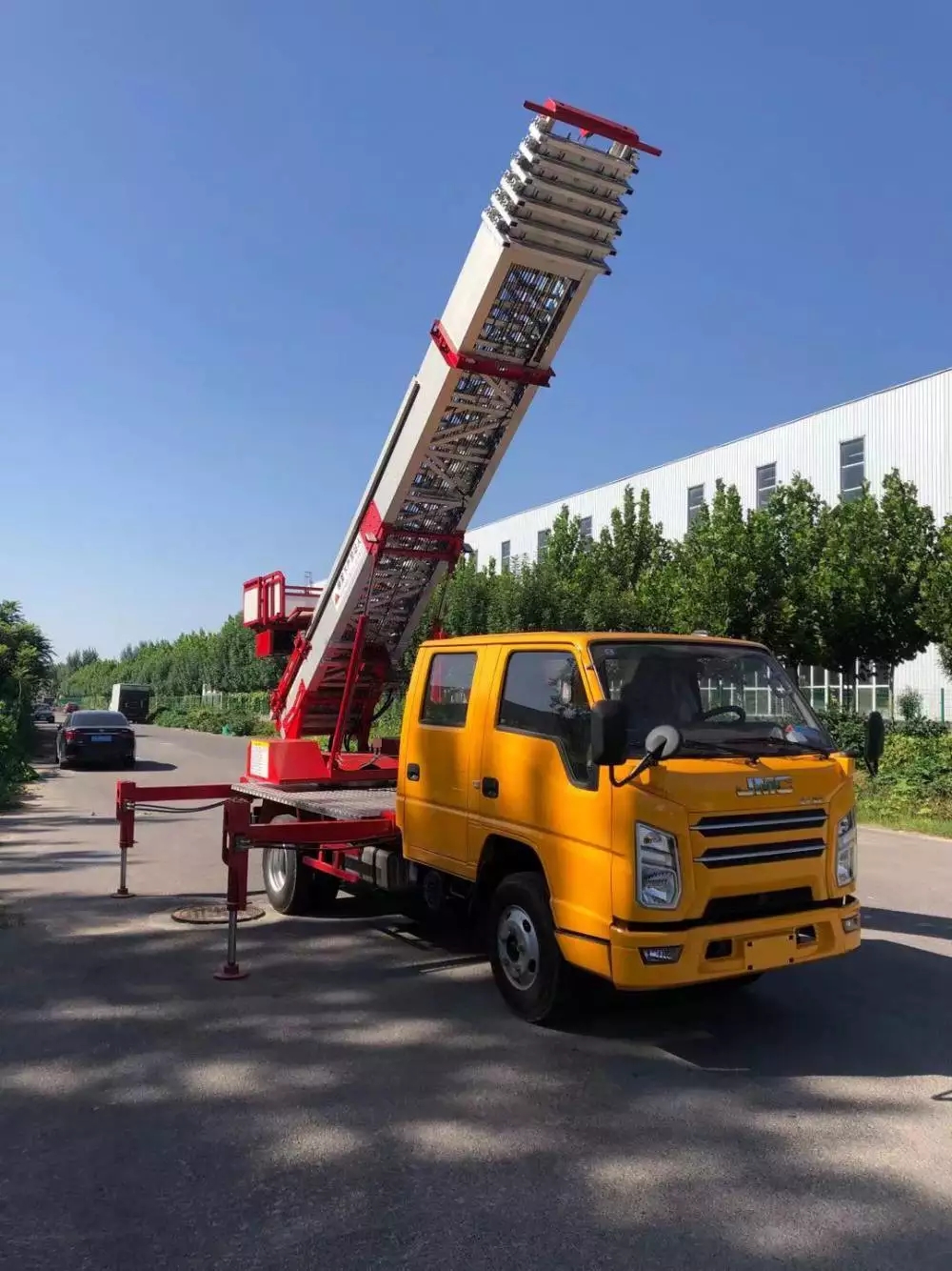 新乡附近的云梯车出租服务：轻松解决高空作业需求