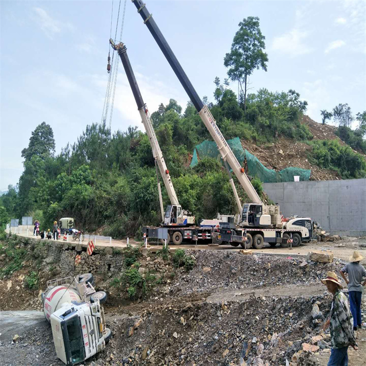 新乡汽车掉沟里叫吊车救援要多少钱